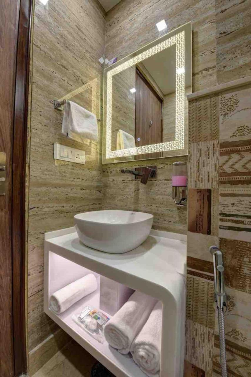Hotel Nova Near Delhi Airport 4*